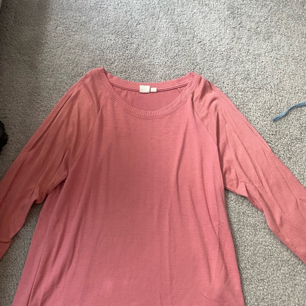 Gap sweater with arm cut outs
